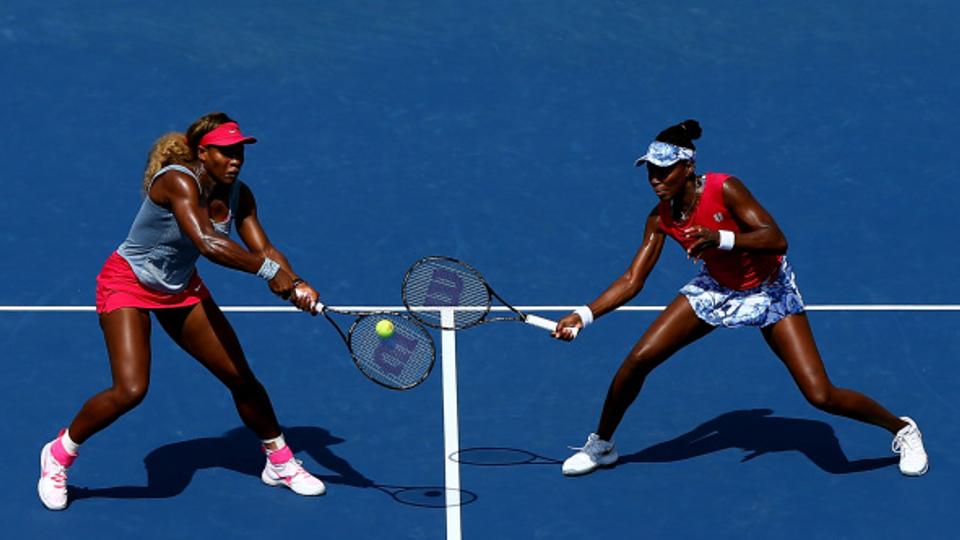 Serena (kiri) dan Venus Williams menyerah dari duet Rusia, Ekaterina Makarova dan Elena Vesnina 7-6 (5), 6-4 di perempatfinal US Open 2014, Selasa (02/09/14). - INDOSPORT